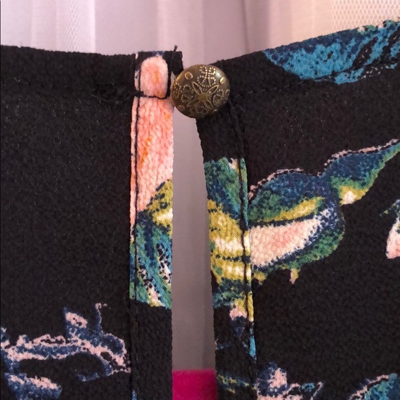 Ruffle sleeve black floral blouse LAST CALL - Picture 4 of 4